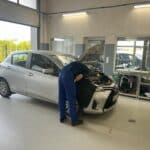 Mechanik sprawdza układ chłodzenia samochodu przed zimą