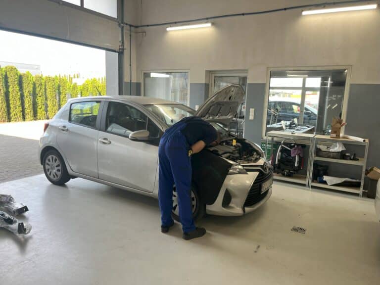Mechanik sprawdza układ chłodzenia samochodu przed zimą